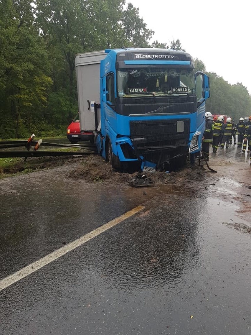 Siedlec Mały: wypadek ciężarówki. Wpadła w poślizg i uderzyła w bariery, nastąpił wyciek paliwa. Interweniowali strażacy ZDJĘCIA