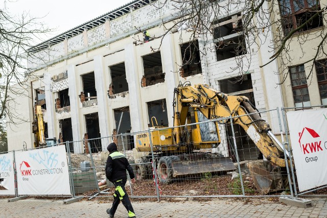 Teatr Polski - tak nas tej jesieni wita. A zgodnie z planami gmach powinien już być po remoncie