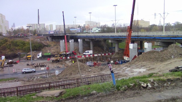 Trwa poważny remont wiaduktu nad alejami Jana Pawła II w Bydgoszczy. Zakres robót budowlanych obejmuje, m.in. wymianę przęseł na nowe, wykonanie nowych filarów pod szersze przęsło od strony południowej. Istniejące filary zostaną też wzmocnione płaszczem żelbetowym, a przyczółki rozbudowane. Zmodernizowane zostaną też drogi dojazdowe do wiaduktu.Koszt modernizacji estakady wyniesie ponad 13 mln zł. Wstępnie zakłada się, że remont i rozbudowa południowej estakady potrwa około 7 miesięcy.Czytaj koniecznie: Zamknięcie wiaduktu nad al. Jana Pawła II w Bydgoszczy [objazdy]Warto dodać, że przebudowa wiaduktu pozwoli spiąć ścieżki rowerowe wybudowane wzdłuż ul. Wojska Polskiego. Rowerzyści z osiedli: Glinki, Wyżyny i Wzgórze Wolności mogą bezpiecznie dotrzeć do Centrum.