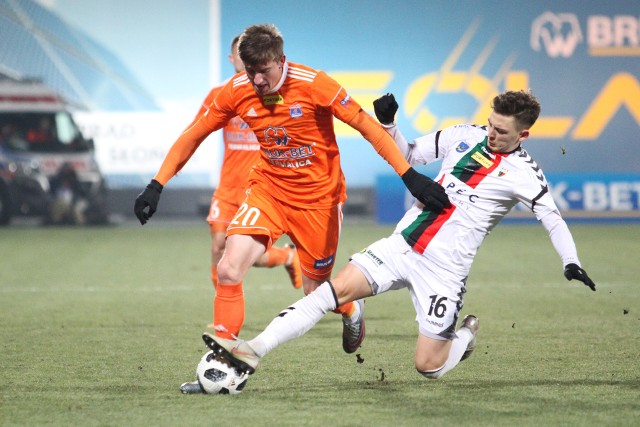 Pomocnik Bruk-Betu Termaliki Jacek Kiełb (w pomarańczowej koszulce) w meczu z ekipą GKS-u Tychy zdobył trzeciego gola dla "Słoni".