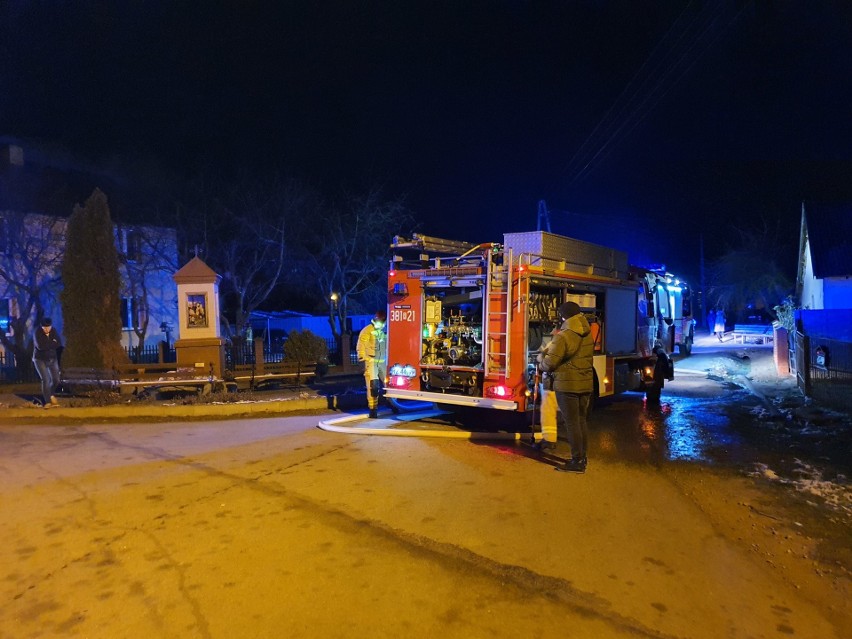 Pożar kotłowni w domu w Suchorzowie, w gminie Baranów Sandomierski. W akcji cztery zastępy straży pożarnej (ZDJĘCIA)