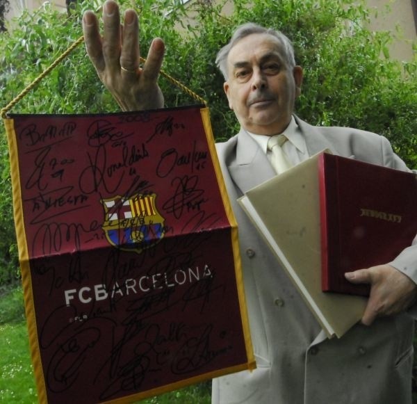 Janusz Kubicki jest najbarziej dumny z autografów piłkarzy Barcelony.