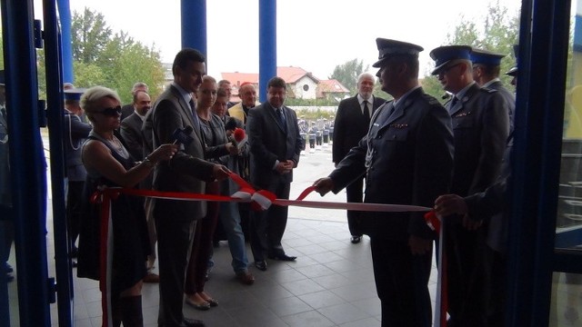 Minister Spraw Wewnętrznych Jacek Cichocki i Komendant Główny Policji nadinspektor Marek Działoszyński przecięli wstęgę i otworzyli nową komendę w Grójcu.