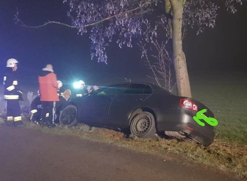 Wypadek w Czernicach Nowych. Auto wypadło z drogi. Do wypadku doszło 31 grudnia 2020. Zdjęcia