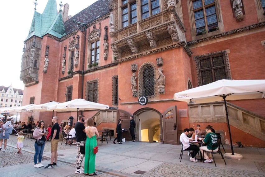 Rynek we Wrocławiu usiany jest restauracjami, barami i...