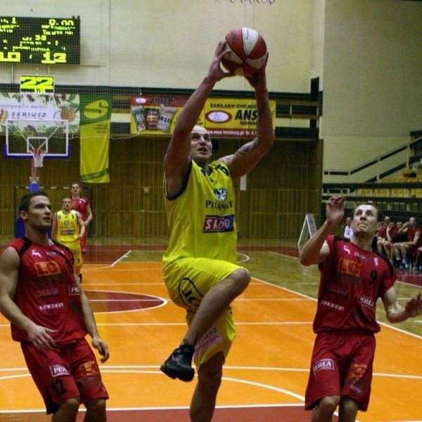 Koszykarze Siarki Tarnobrzeg (z piłką Daniel Wall) pokonali we własnej hali w decydującym meczu Start AZS Lublin i zapewnili sobie utrzymanie w pierwszej lidze.
