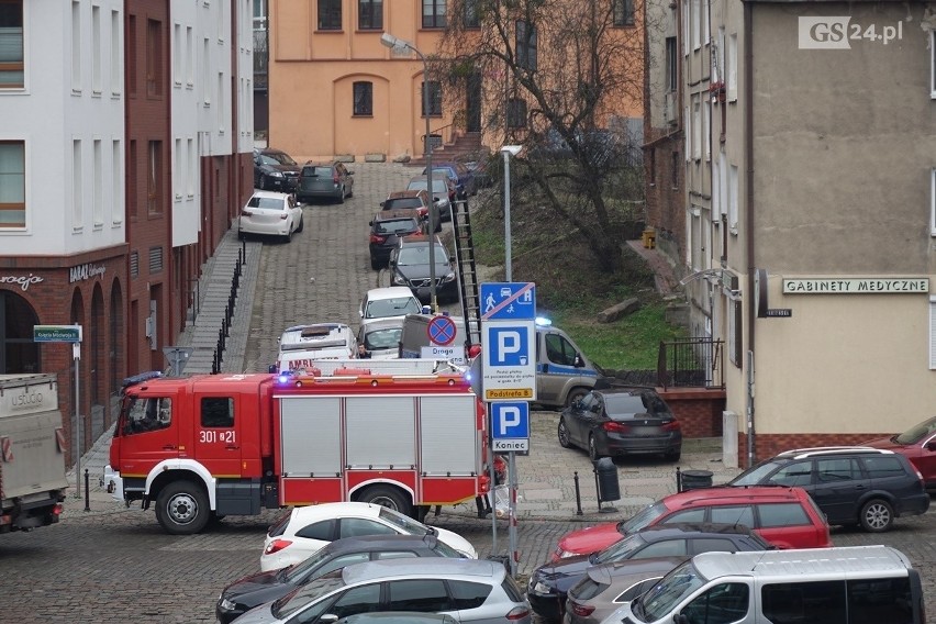 Akcja służb na Podzamczu w Szczecinie. Strażacy wchodzili przez okno do mieszkania 