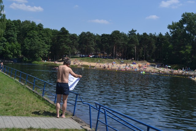 Mieszkańcy Żarek Letniska, Myszkowa i okolic w sobotę wypoczywają na basenie w Żarkach Letnisku.