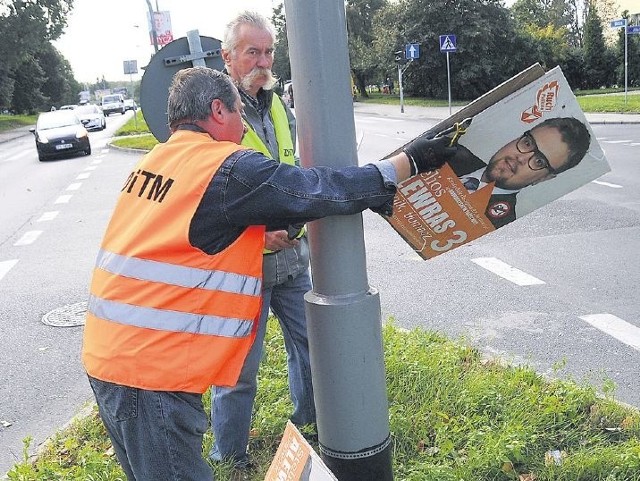 Już w trakcie kampanii wyborczej, przed wyborami parlamentarnymi 9 października, służby miejskie ściągały nielegalne plakaty.