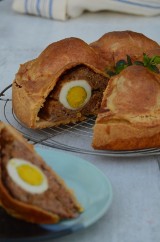 Wielkanocy obiad: łopatka z jajkami w kruchym cieście [PRZEPIS]