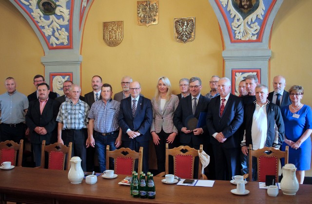 Czternastu zasłużonych długoletnich pracowników MZK w Grudziądzu w refektarzu ratusza odebrało w piątek pamiątkowe medale z okazji 120-lecia tramwaju elektrycznego w Grudziądzu.Złote medale otrzymali: Grzegorz Broda, Mirosław Kamiński, Marian Kluck, Tomasz Murawski, Jan Ostrowski, Kazimierz Sierak, Ryszard Wichrowski, Adam Zbilski. Srebrne medale otrzymali: Wiesław Augustyniak, Leszek Filipowicz, Jerzy Jabłoński, Marek Pach. Brązowe medale otrzymali: Sylwester Olszewski, Wiesław Tomczak.