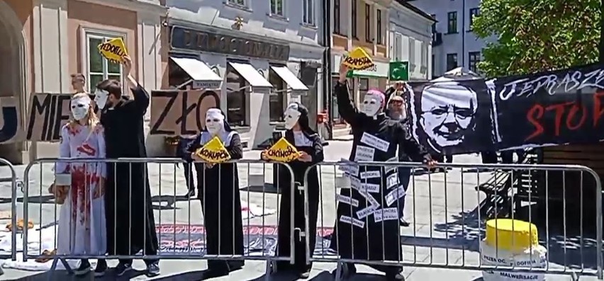 Protest w Wadowicach przed papieskim muzeum obok bazyliki