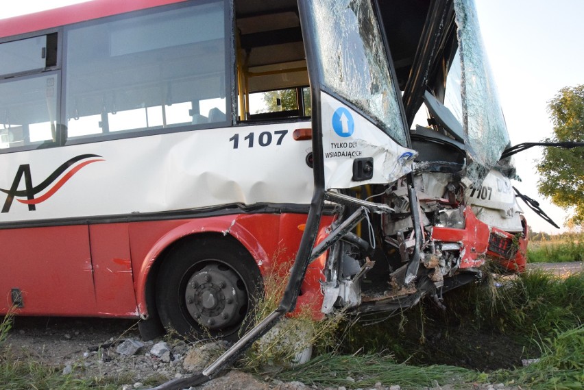 Wypadek autobusu pod Wrocławiem. 14 osób rannych 