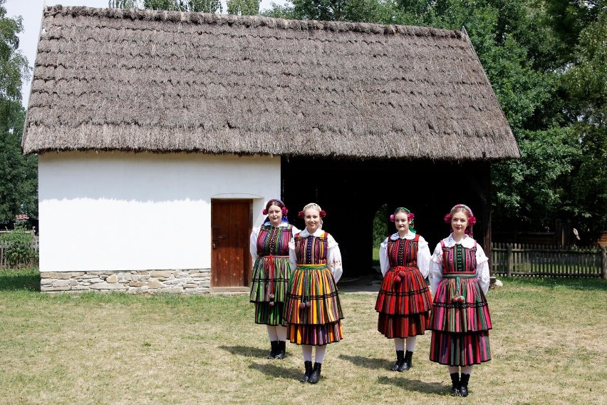 Tulia w Muzeum Wsi Opolskiej. Zespół czterech dziewczyn ze...