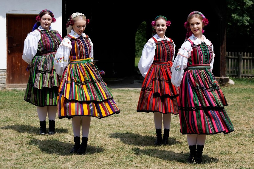 Tulia w Muzeum Wsi Opolskiej. Zespół czterech dziewczyn ze...