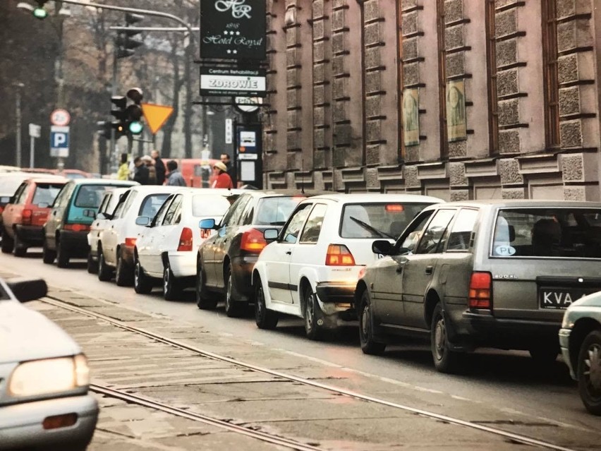 Kraków ma długą i bogatą tradycje ulicznych korków. W latach 90. komunikacyjny paraliż też nie był wyjątkiem ZDJĘCIA