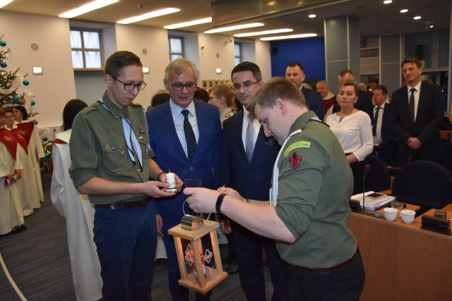 Harcerze przekazali radnym Betlejemskie Światło Pokoju