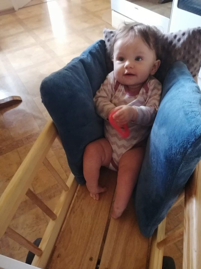 Julia Szczerba ma już 8 miesięcy. Urodziła się bez kości w...