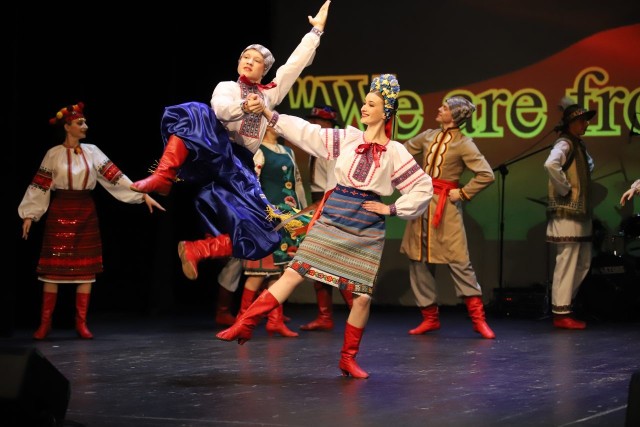 Na scenie wystąpili laureaci międzynarodowych i ukraińskich konkursów oraz festiwali - ludowe zespoły folklorystyczne, taneczne i wokalne. Organizatorami koncertu byli Grzegorz Schreiber, marszałek województwa łódzkiego, Marcin Baranowski, starosta powiatu opoczyńskiego oraz Andrij Dranczuk, burmistrz miasta Chocim. Patronat honorowy nad wydarzeniem objął Robert Telus - poseł na Sejm RP. ZOBACZ ZDJĘCIA