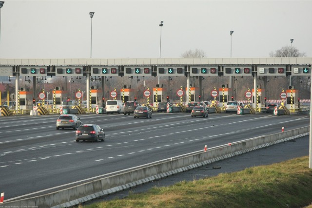 Dlatego też apelujemy o odpowiedzialne i rozsądne zachowanie na drodze oraz przypominamy o zasadach dotyczących poruszania się po autostradach i drogach ekspresowych:[*]Kierowco - patrz na znaki o zmiennej treści  [*]Kierowco - utrzymuj bezpieczny odstęp  [*]Kierowco - korytarz życia może uratować niejedno życie  [*]Kierowco - pas awaryjny tylko do awaryjnych sytuacji  [*]Kierowco - włączaj się bezpiecznie do ruchu i korzystaj z „suwaka”  [*]Kierowco - patrz na znaki, nie łam przepisów  [*]Kierowco – zapamiętaj ten numer 19 111  [*]Kierowco - świeć przykładem, skupiaj się na drodze i dbaj o odpoczynek