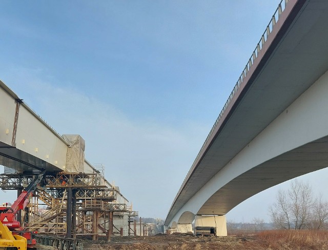 Tak prezentuje się konstrukcja nowego mostu w Sandomierzu - po lewej stronie. Po prawej użytkowany obecnie most. Więcej zdjęć nowego mostu na kolejnych slajdach