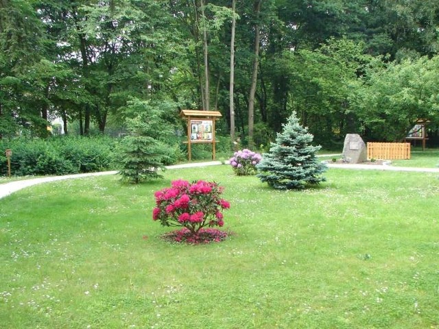 W 87. rocznicę urodzin Jana Pawła II w ogrodzie Nadleśnictwa Tułowice posadzono dąb, o czym przypomina pamiątkowy obelisk.