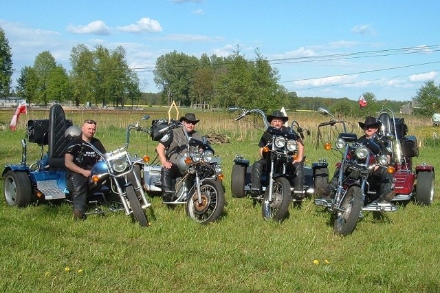 Trajki, czyli trójkołowe motocykle, są wizytówką Lasowic Wielkich. Na zdjęciu od lewej: Marek Polański, Jerzy Lipiński, Bogusław Felusiak, Janusz Polański.