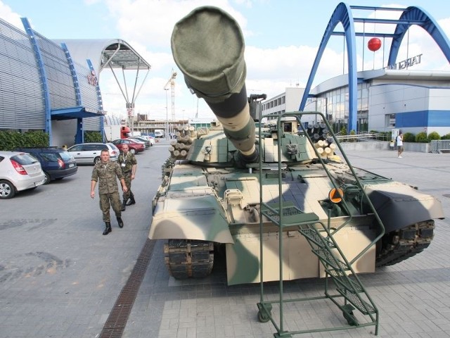 Czołg PT 72U, unowocześniona wersja Twardego, kosztuje 10 milionów dolarów. Do Kielc przyjechał z Gliwic.