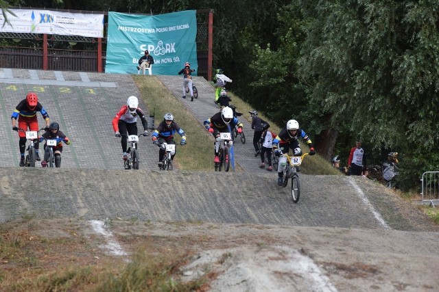 Z udziałem blisko 50 zawodniczek i zawodników z całej Polski, na torze Skate Racing Stowarzyszenia „Park” w Nowej Soli, w niedzielę 7 lipca, odbyły się mistrzostwa Polski BMX Racing. Tytuły mistrzowskie zdobyli: [lista][*]juniorki: Marika Kudra (Wadowice); [*]juniorki młodsze: Magdalena Cop (Rydułtowy); [*]elita kobiet: Elżbieta Figura (Katowice), [*]młodzicy: Igor Ratajczak (Spark Nowa Sól); [*]juniorzy młodsi: Szymon Adamczyk (Lublin), a za nim uplasowali się kolejno: Kuba Żurek, Adam Komisaruk, Kamil Bandurowski (wszyscy Spark Nowa Sól); [*]masters: Karol Plura (Poznań), Elita Gustaw Dądela (Wadowice). [/lista]W kategorii junior trzy miejsca na podium zajęli nowosolanie: Aleksander Marchwiński, Kacper Jakubas i Jakub Ostrowski (wszyscy Spark Nowa Sól). Wcześniej zawody dla dzieci (2009-11) wygrał Emil Gorlicki (Dzierżoniów), a dla żaków (2007-8) Gracjan Zborowski (Nowa Sól). 3. był Franek Ostrowski a 5. Dawid Depta (N. Sól). Zawody wzorowo przeprowadziło stowarzyszenie Park, którym kieruje Łukasz Hendel.                                                         POLECAMY: Młodzi zawodnicy rywalizowali w Nowej Soli w jeździe na rowerach BMXZobacz nasz Magazyn Informacyjny: 