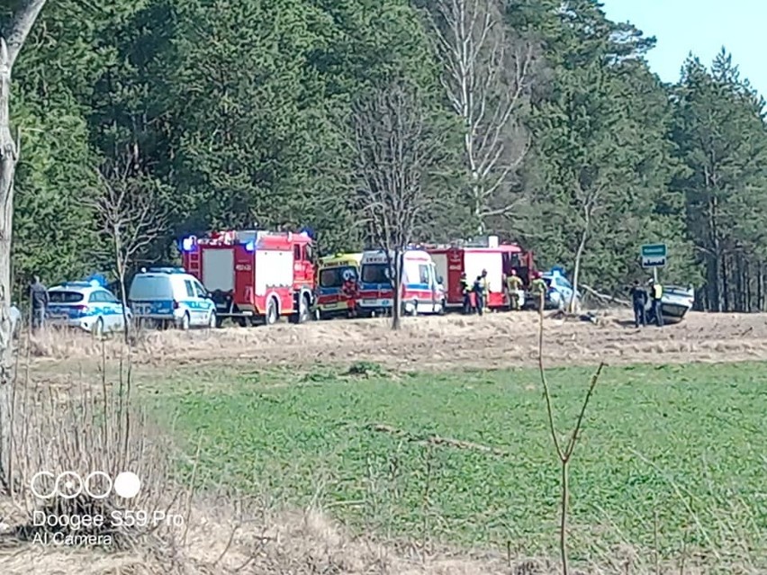 Wypadek na drodze Mońki - Koleśniki. Opel dachował i uderzył w drzewo. Pasażerka trafiła do szpitala [ZDJĘCIA]