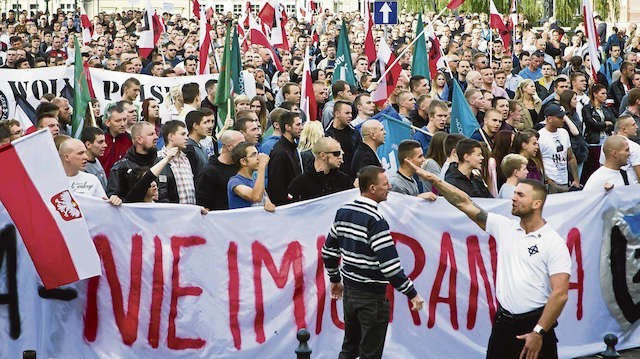 Oto zdjęcie z marszu, opublikowane w poniedziałek na pierwszej stronie „Expressu Bydgoskiego”. To właśnie ono rozpętało burzę wokół udziału polityków w demonstracji z faszystowskimi gestami i braku reakcji policji