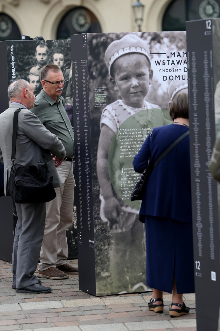 Kraków. "Wołyń 1943. Wołają z grobów, których nie ma". IPN zainaugurował wystawę na pl. Szczepańskim [ZDJĘCIA]