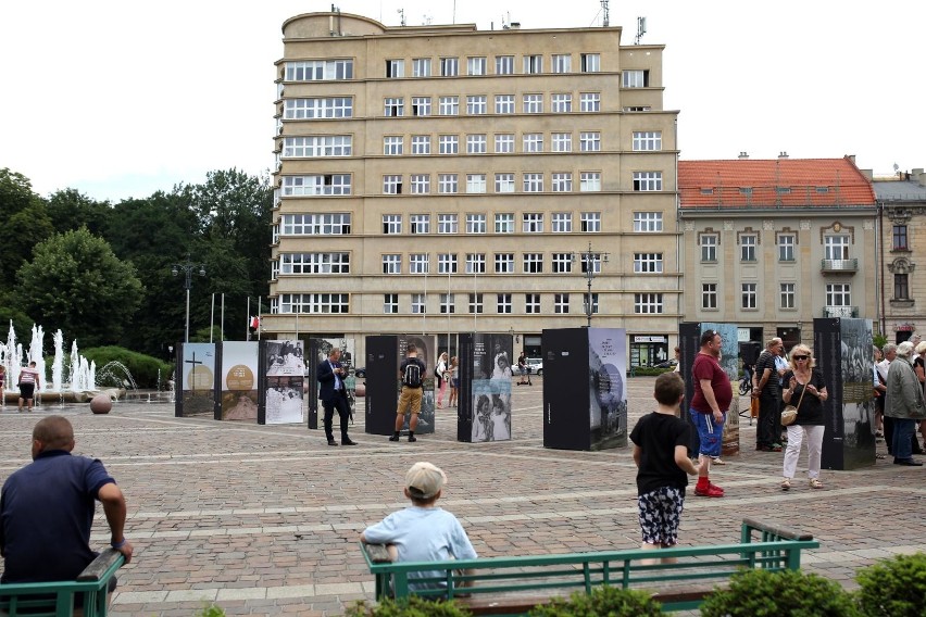 Kraków. "Wołyń 1943. Wołają z grobów, których nie ma". IPN zainaugurował wystawę na pl. Szczepańskim [ZDJĘCIA]