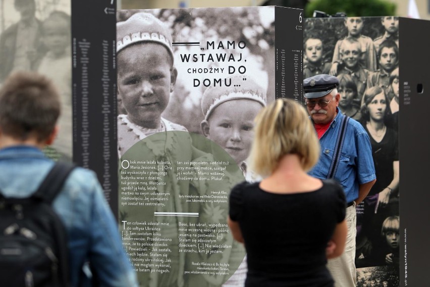 Kraków. "Wołyń 1943. Wołają z grobów, których nie ma". IPN zainaugurował wystawę na pl. Szczepańskim [ZDJĘCIA]