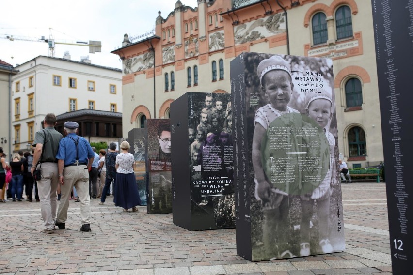 Kraków. "Wołyń 1943. Wołają z grobów, których nie ma". IPN zainaugurował wystawę na pl. Szczepańskim [ZDJĘCIA]