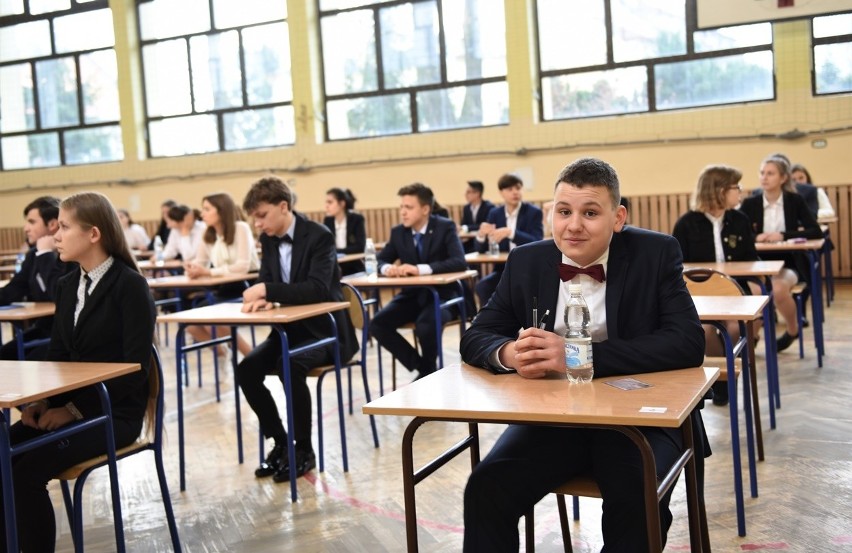 Nowy Sącz. Kilkuset uczniów rozpoczęło egzamin gimnazjalny [ZDJĘCIA]
