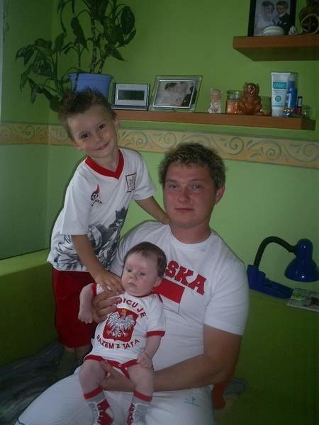 Tata z małymi kibicami: Sebastianem (4 lata) i Oliwerem (2...