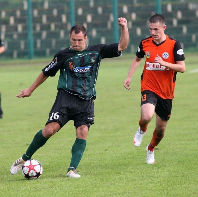Piłkarze Stali Stalowa Wola (z piłką Wojciech Fabianowski) zremisowali na wyjeździe z Olimpią Elbląg 0:0.