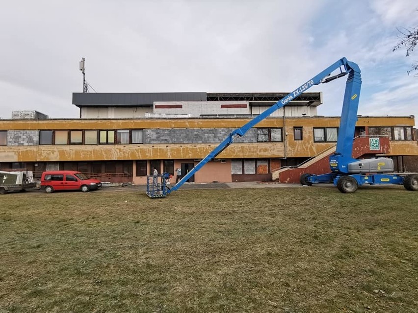 Trwa modernizacja hali sportowej MOSiR-u w Czeladzi Zobacz...