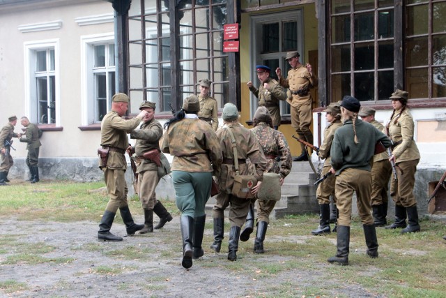 Z całego powiatu do Annowa w gminie Gruta zjechali miłośnicy historii i militariów. Zachętą była inscenizacja historyczna. Wydarzenia takie są w Annowie organizowane od kilku lat, zawsze w pierwszych dniach września. Upamiętniają walki, jakie w tym miejscu toczyli polscy żołnierze podczas kampanii wrześniowej w 1939 roku. Tematem tegorocznej inscenizacji była działalność Żołnierzy Wyklętych. Rekonstruktorzy wcielili się w role partyzantów, którzy odbijali żołnierzy z sowieckiego aresztu. Dodatkową atrakcją był koncert piosenki żołnierskiej, z którym wystąpiły drużyny harcerskie. Organizatorami inscenizacji były Urząd Gminy Gruta oraz Gminny Ośrodek Kultury. Pogoda na dzień (06.09.2016)  | KUJAWSKO-POMORSKITVN Meteo Active