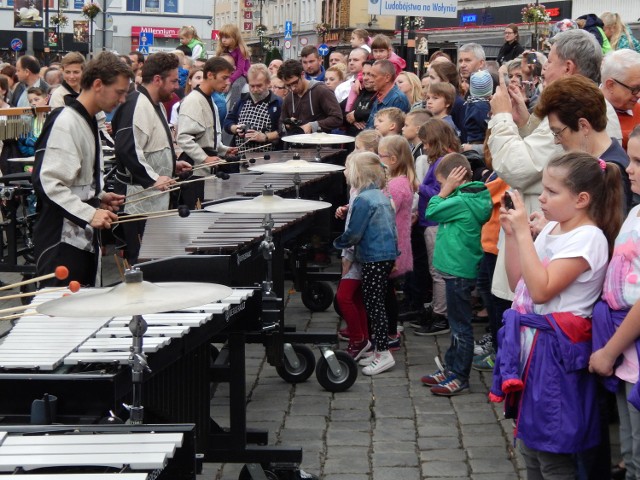 Orkiestra Drum Spirit przemaszerowała przez miasto i zachwyciła opolan.