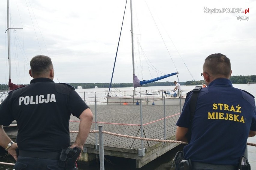 Policjanci czuwają nad bezpieczeństwem wypoczywających na...