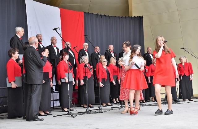 Podczas widowiska muzycznego "Piosenki o Polsce" wystąpili Chór "Halka", soliści sekcji wokalne KCK i grupa taneczna Leny Kwiatkowskiej