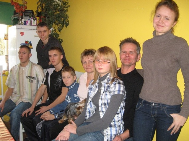 Rodzina w komplecie, bo zjechała się już na święta. Od lewej: Dawid, Mariusz, Wojtek, Tomek, pani Janina, pan Krzysztof, Angelika i Ania.