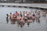 Radomskie Morsy w formie. Na niedzielnej kąpieli pojawiło się wiele osób. Zobacz zdjęcia