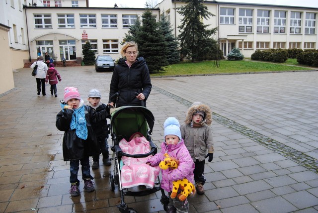 Joanna jest matką piątki maluchów. Dwoje z nich - Kacper i Nikola - uczy się w SP nr 3 w Chrzanowie. Mama płaci za nich w sumie 40 zł klasowego miesięcznie. Z rodzicielskiego jest zwolniona