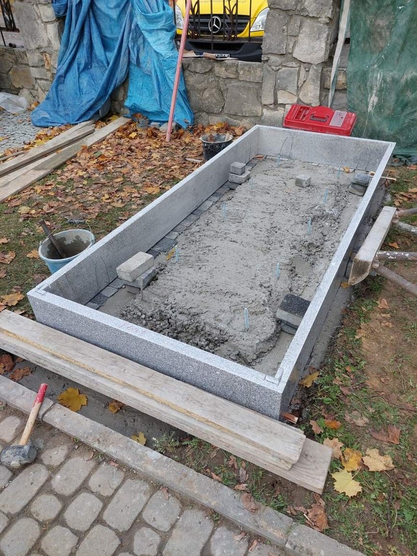 Kolumbarium na Cmentarzu Komunalnym w Sandomierzu powiększa się. Powstaje trzecia ściana na urny