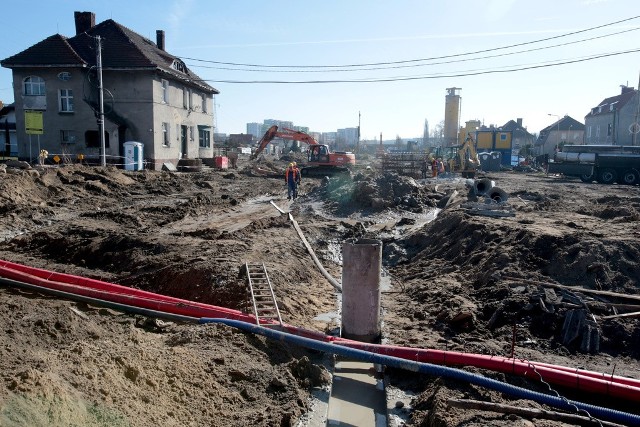 W rejonie zabytkowej willi praca wre. Sam budynek zostanie przesunięty w całości, prawdopodobnie przed wakacjami.