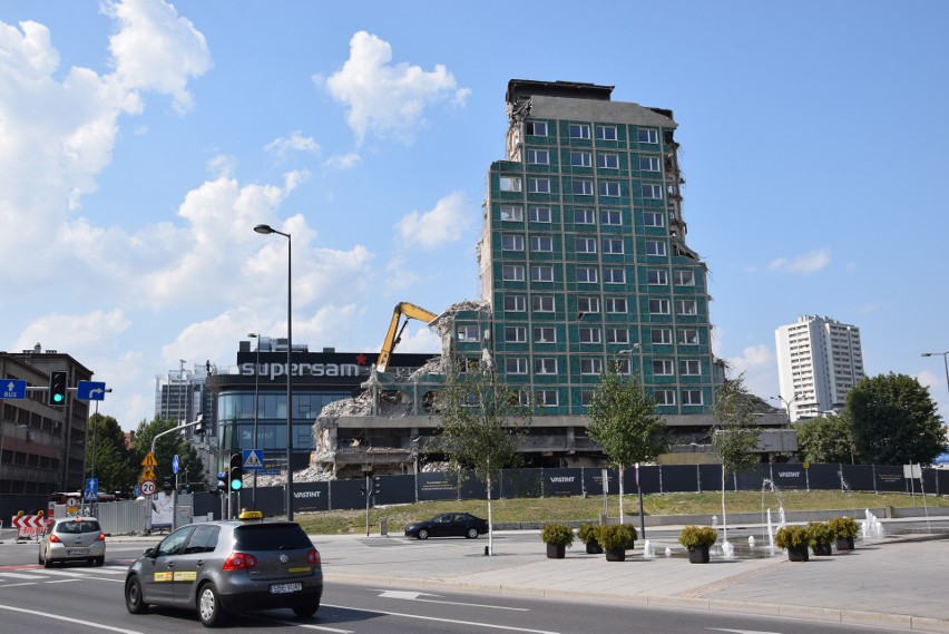 Rozbiórka dawnego hotelu Silesia w Katowicach 28 sierpnia...