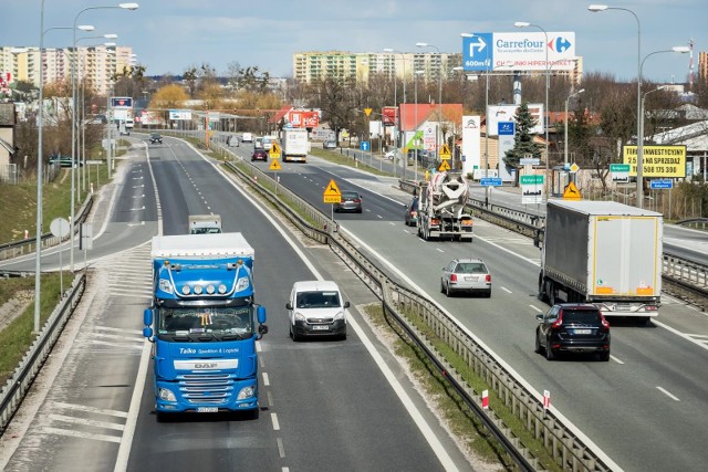 Ile dokładnie mogą zarobić kierowcy ciężarówek? Ile dorabiają do podstawowej pensji? Ile przebywają poza domem? Wiele informacji i danych zdradzamy na kolejnych slajdach.